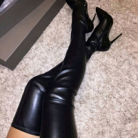 Высокие сапоги на стройных ножках