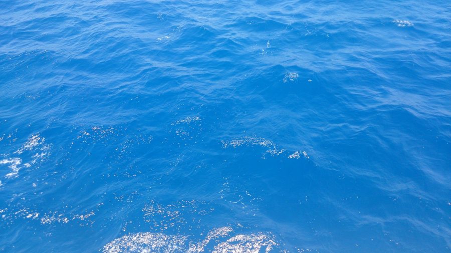 Нереально синяя вода