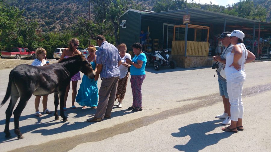 Уличные попрошайки на выходе из купальни