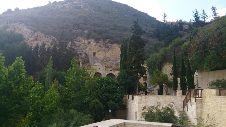 Вид на старые кельи в скалах