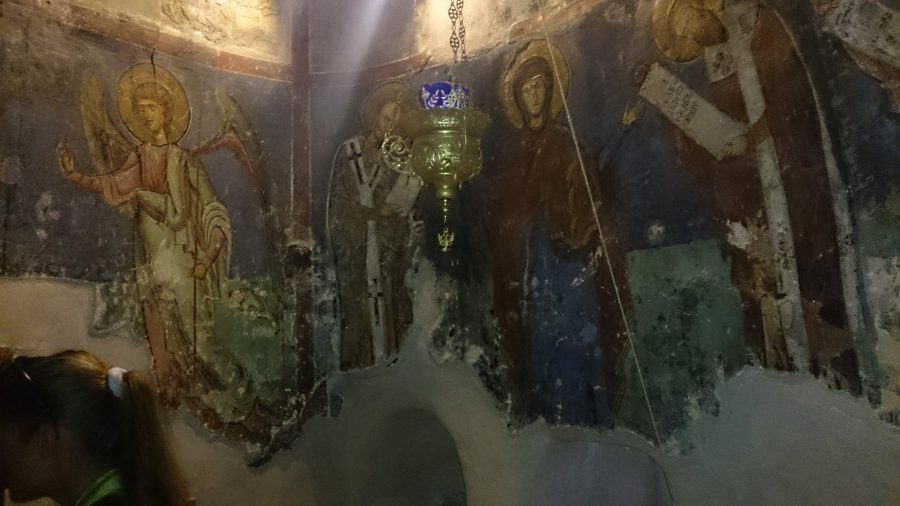 Частично восстановленные фрески в кельях