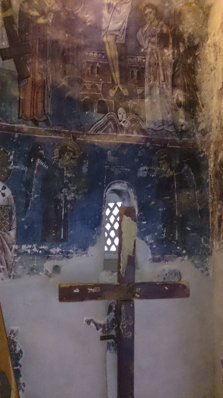 Частично восстановленные фрески в кельях