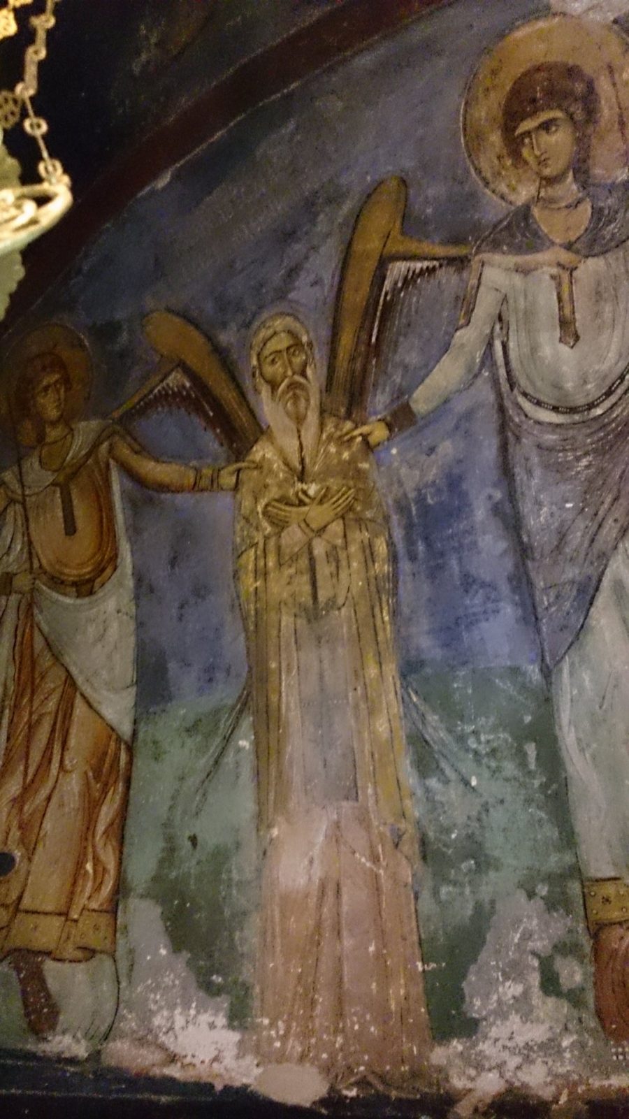 Частично восстановленные фрески в кельях