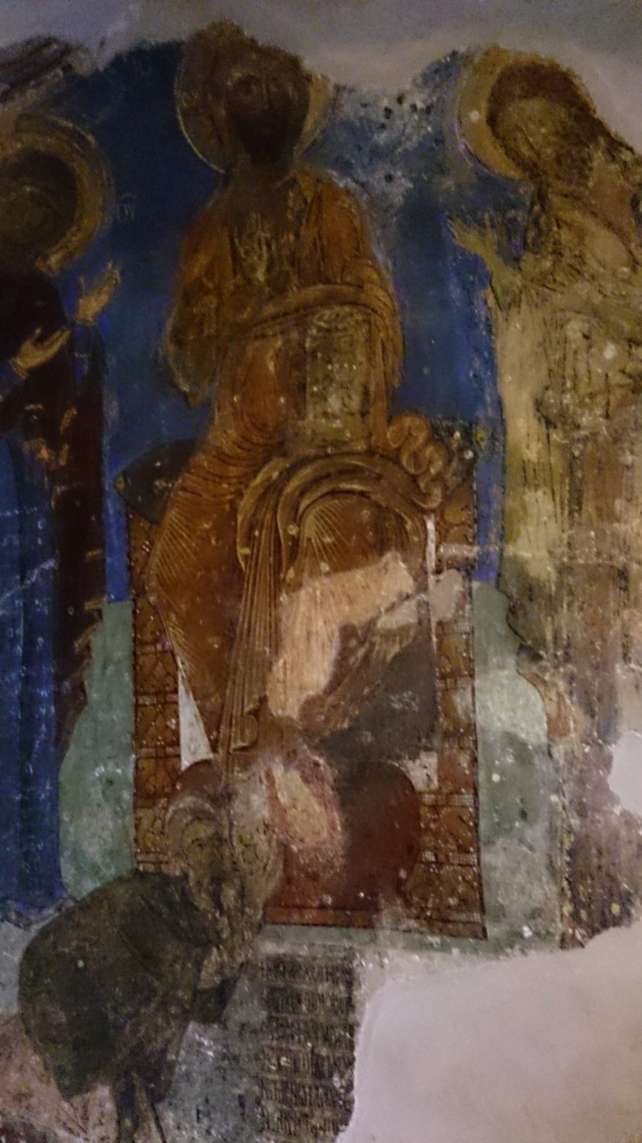 Частично восстановленные фрески в кельях