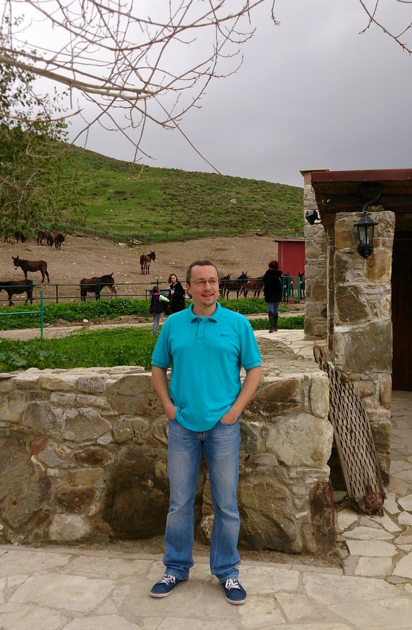 На фоне одного из загонов с осликами