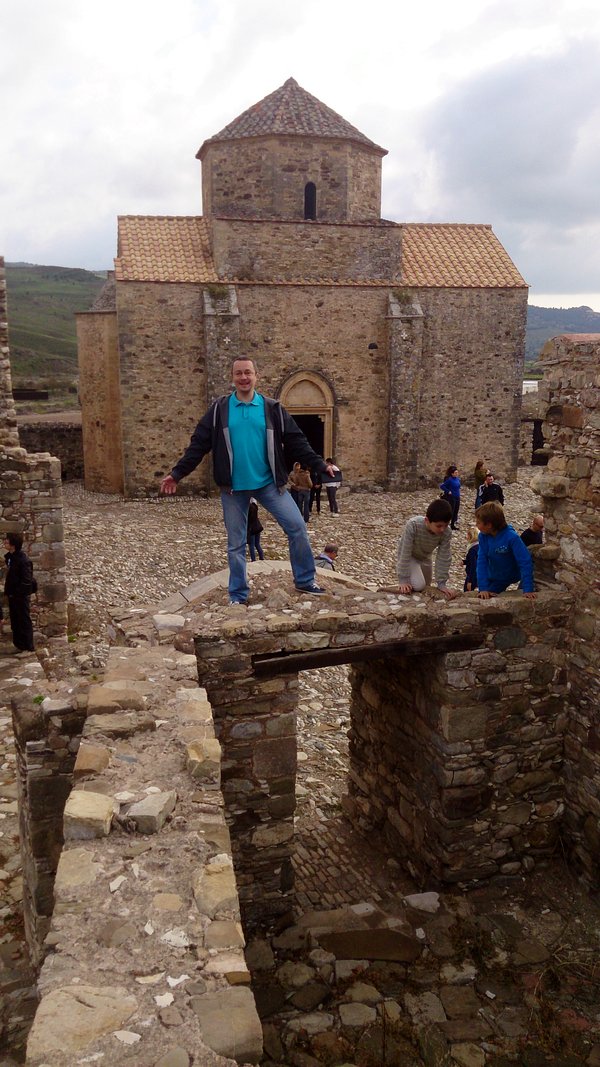 На фоне действующей церкви