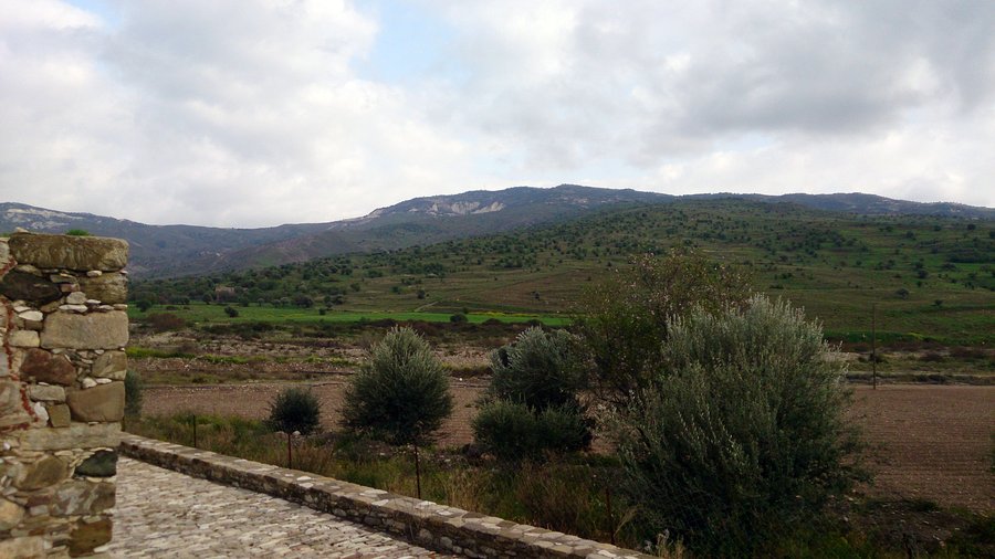 А вот откуда-то оттуда, сильно справа, мы и приехали