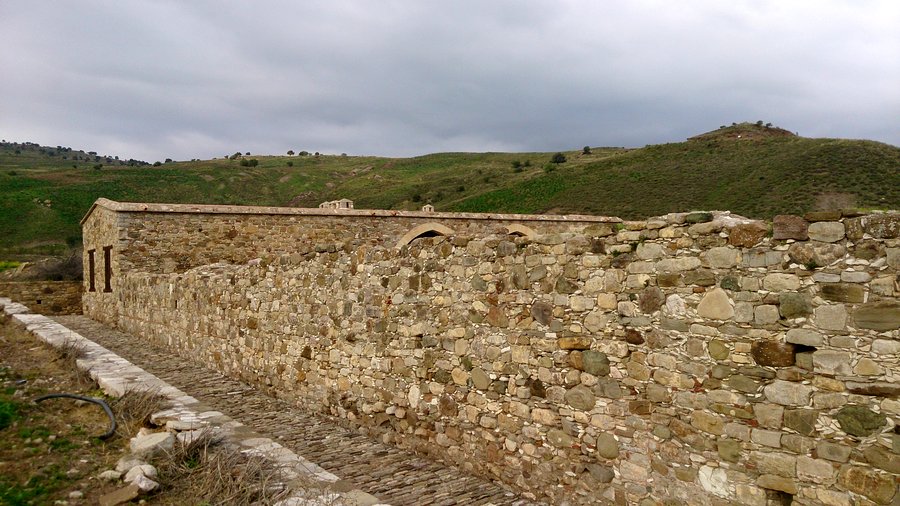 Внешняя стена монастыря