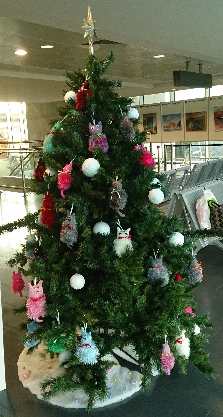 Ёлочка с котиками в аэропорту Ларнаки Ёлочка с котиками в аэропорту Ларнаки