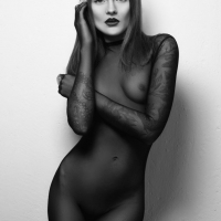 Запихнули девушку, как лук, в чулок!