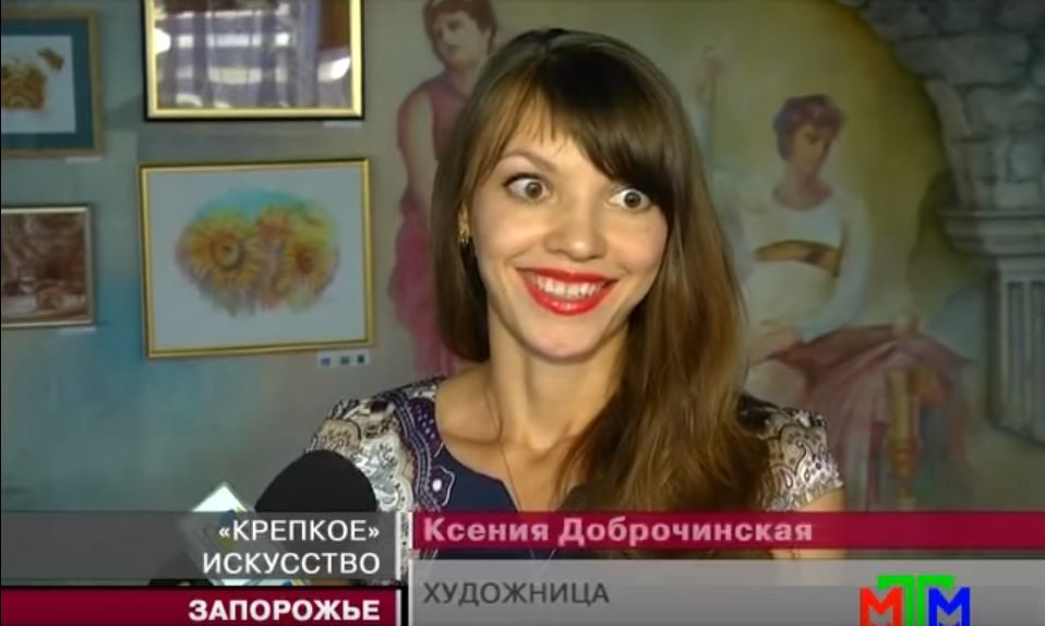 Художница Ксения Доброчинская представила картины, написанные кофе и алкоголем