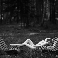 Удобно так лежать, наверное