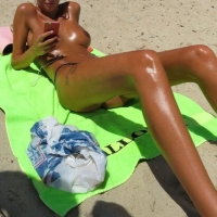 По вайберу с кем-то ругается?