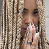 Хорошая причёска :)