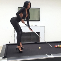 Эй! А ну брысь на каблуках со стола!