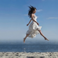 летящей походкой...