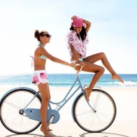 Пляжные велосипедистки ;)