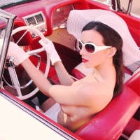 Эй, водила, до города не подбросишь?