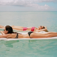 А не позагорать ли нам, девоньки?