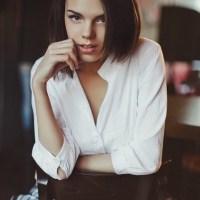 Брюнетка и стул Брюнетка и стул