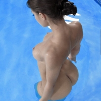 А не освежиться ли нам в бассейне?