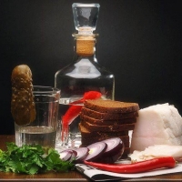 Стол на пятницу сервирован