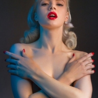 Блондинка и красное