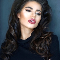 Яркая брюнетка