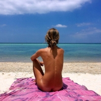 Иди купайся, чё сидишь?