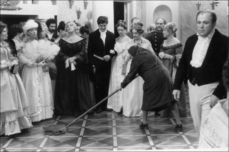 Ходют и ходют по мытому, только грязь носют!