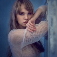 Зато в такой блузке не жарко :)