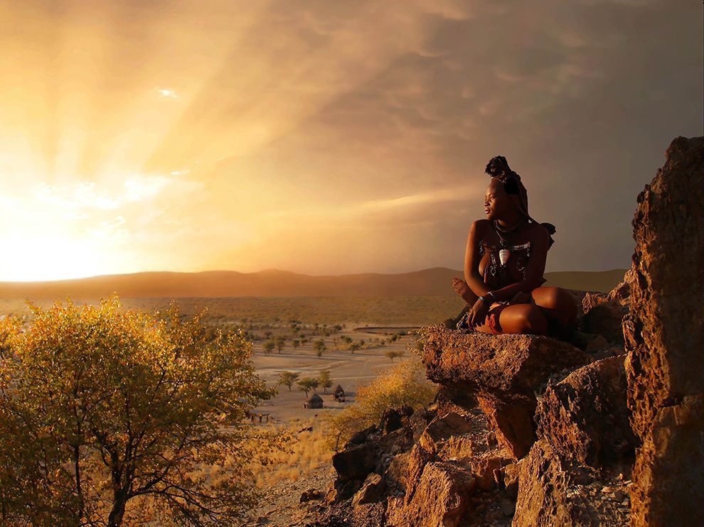 Намибия: девушка и пейзаж в лучах солнца