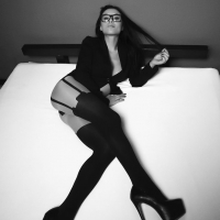 Разлеглась, очкастая...