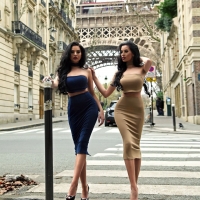 Две красотки на прогулке