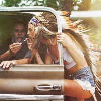 Прикуривающий индеец