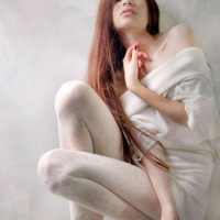 Шатенка в белом