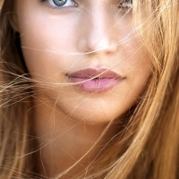 Ветер с волосами играет Ветер с волосами играет