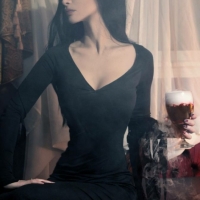 Девушка с бокалом Девушка с бокалом