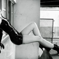 По улице в латексе