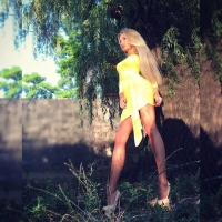 Девушка в жёлтом