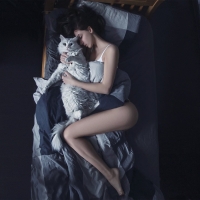 Котэ проснулся и сторожит