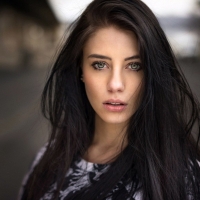 Зеленоглазая брюнетка