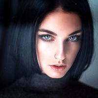 Красивая брюнетка