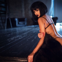 Яркая брюнетка