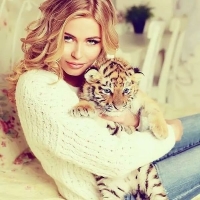 Блондинка и тигрёнок Блондинка и тигрёнок