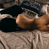 Недоразделась. Заснула.