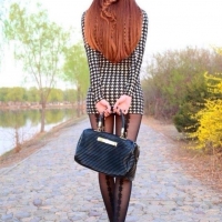 Прогулка в парке вдоль пруда