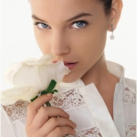 Barbara Palvin с розой