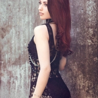 Медноволосая красотка