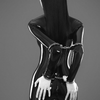 Латекс и наручники - классика БДСМ Латекс и наручники - классика БДСМ